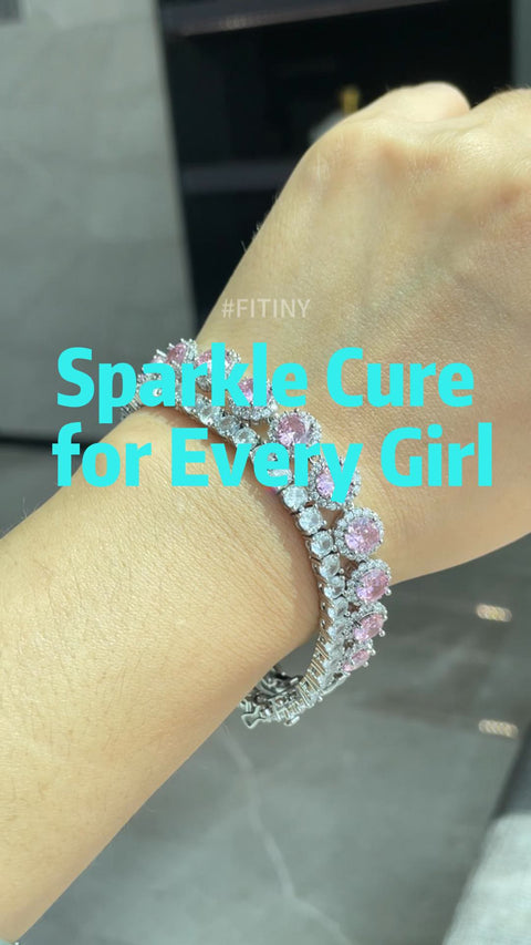 Pulsera halo de CZ rosa y transparente sobre la mano