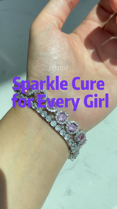 Pulsera de cadena halo de CZ rosa y transparente sobre la mano