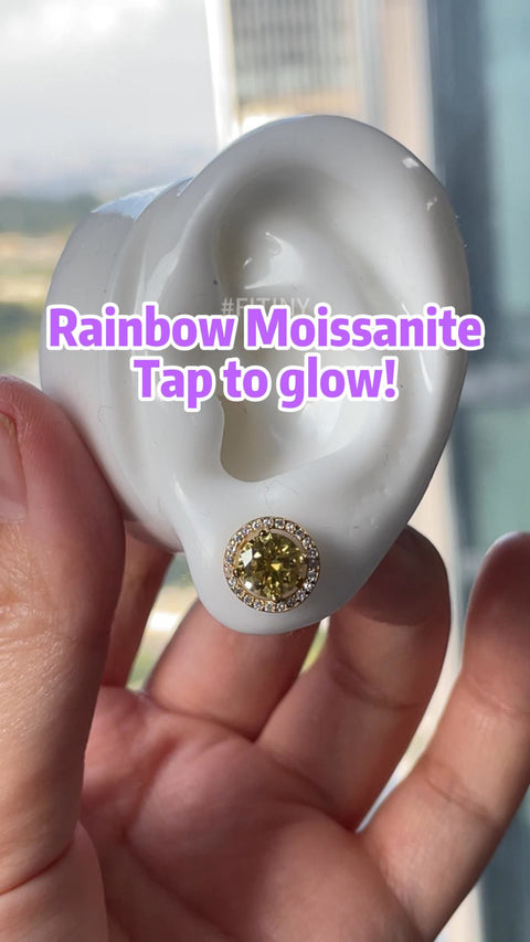 Nahaufnahme eines gelben Regenbogen-Moissanite-Halo-Steckers