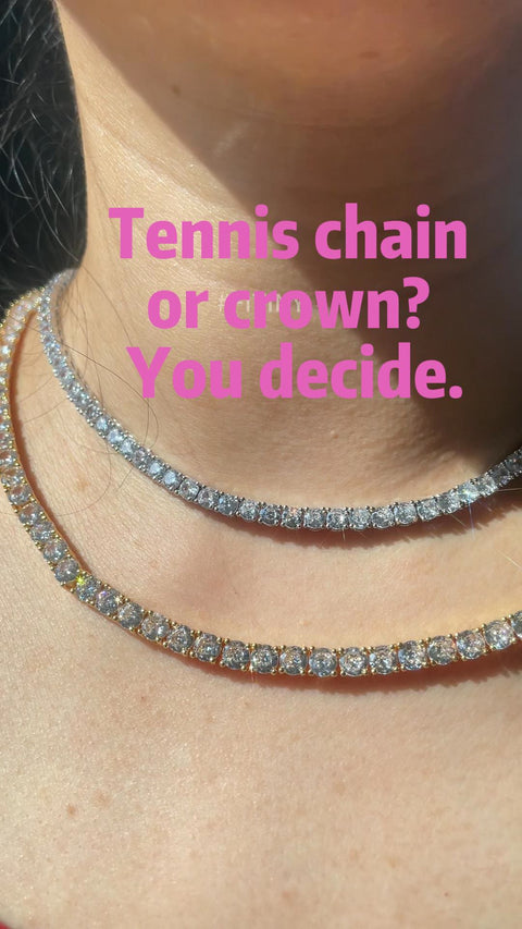 Geschichtete silberfarbene CZ-Tenniskette am Hals