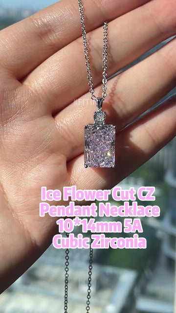 Gros plan sur un collier pendentif rose en CZ Ice Flower Cut