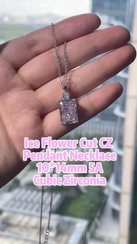 Roze Ice Flower Cut CZ-hanger in de hand