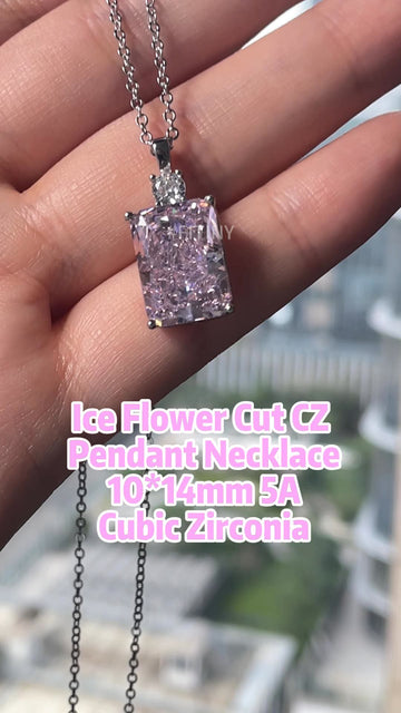 Pendentif rose en CZ Ice Flower Cut présenté sur la main
