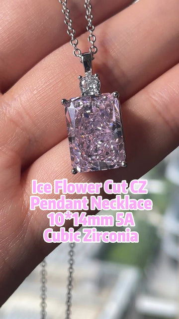 Gros plan sur un collier pendentif rose en CZ Ice Flower Cut