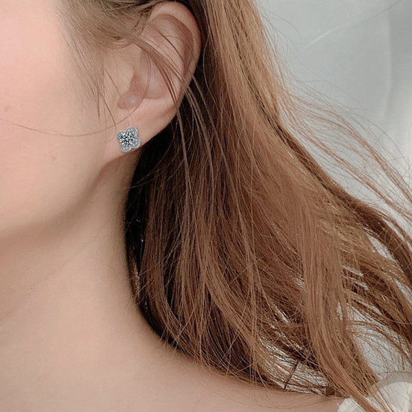 Elevate Everyday Elegance: Discover the Allure of S925 Moissanite Clover Stud Earrings