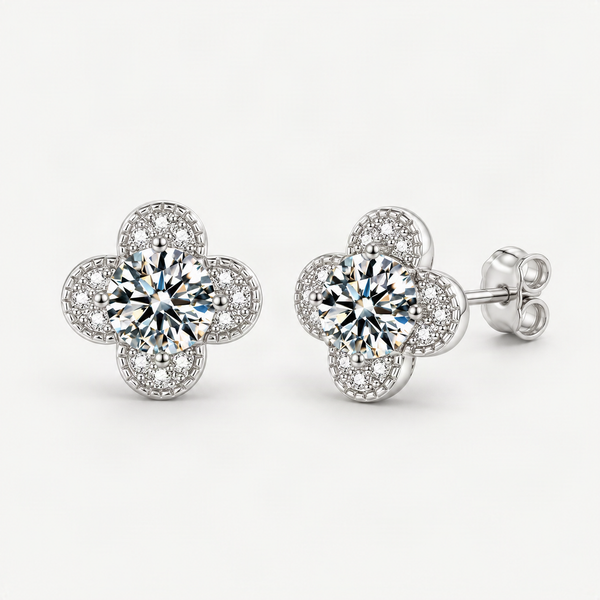Boucles d'oreilles à tige en argent sterling avec trèfle et moissanite S925