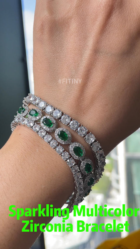 Bracelet halo en CZ vert et transparent porté à la main