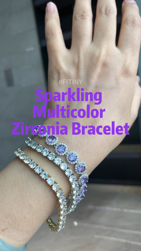 Pulsera de cadena de halo de CZ morada y transparente en la mano