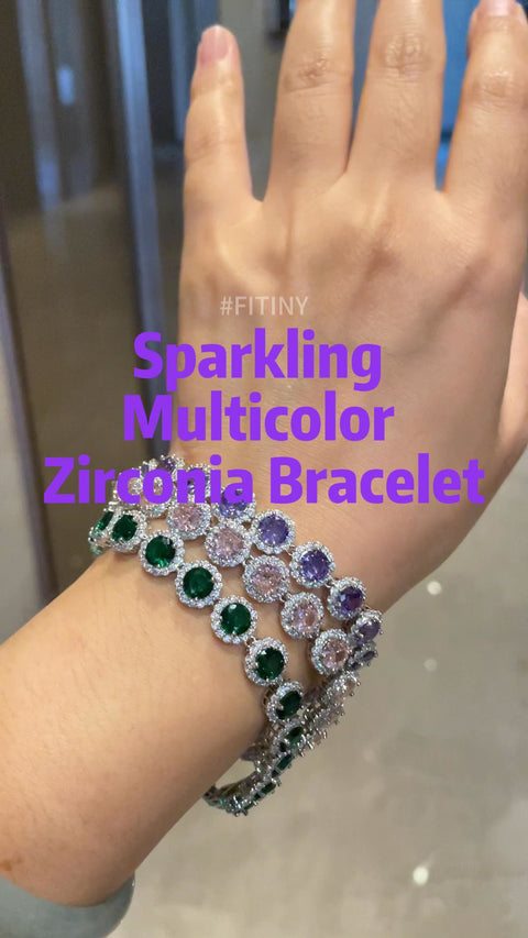 Pulsera de cadena de halo de CZ multicolor en la mano