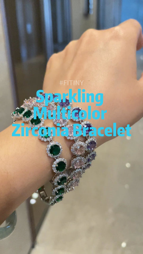 Pulsera de halo de CZ multicolor en la mano