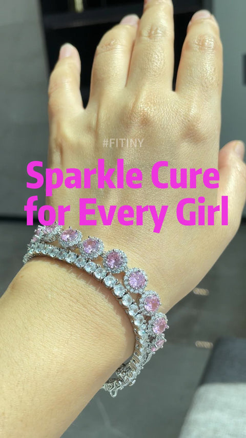Pulsera de cadena de halo de CZ rosa en la mano
