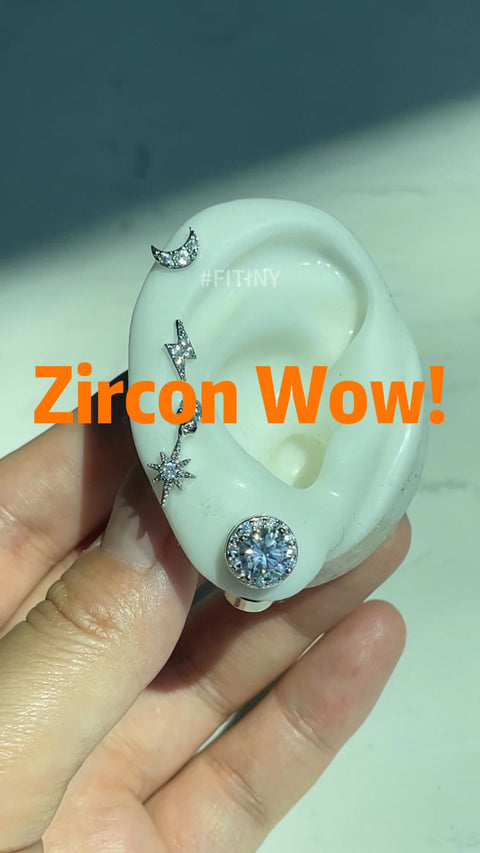 Boucles d’oreilles magnétiques argentées sur présentoir d’oreille avec texte Zircon Wow