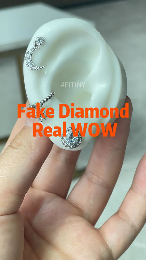Clous d’oreilles halo en CZ argentés présentés sur un modèle d’oreille